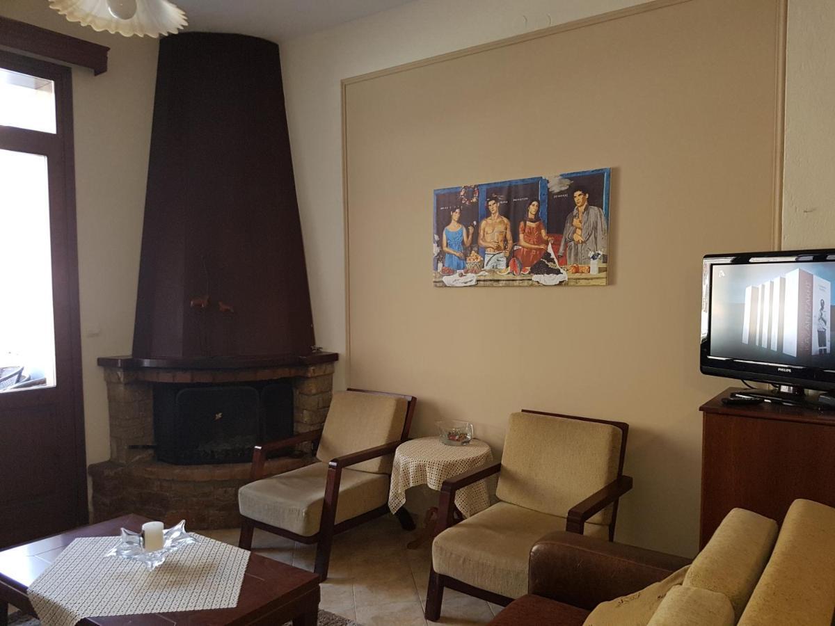 Apartamento Xenonas Arxontiko Káto Loutrákion Habitación foto